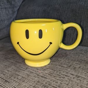 Smiley Mug Teleflora Yellow 20oz Oversized Coffee Cup Happy Face Smiling Emoji.